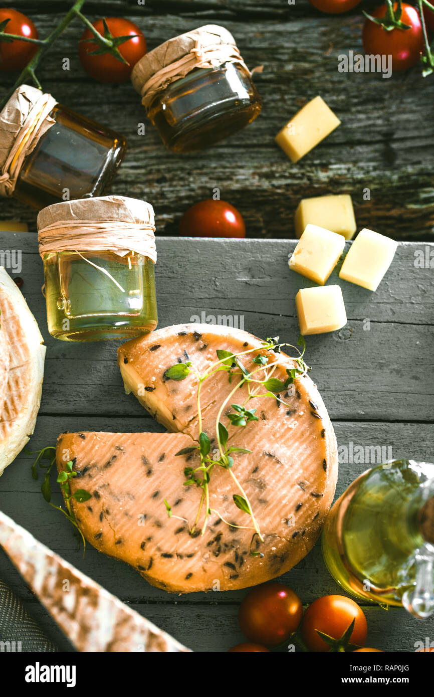 Käse und Salami. Auswahl od Aufschnitt. Käse auf Holz. Arten von Käse und Wurst Stockfoto