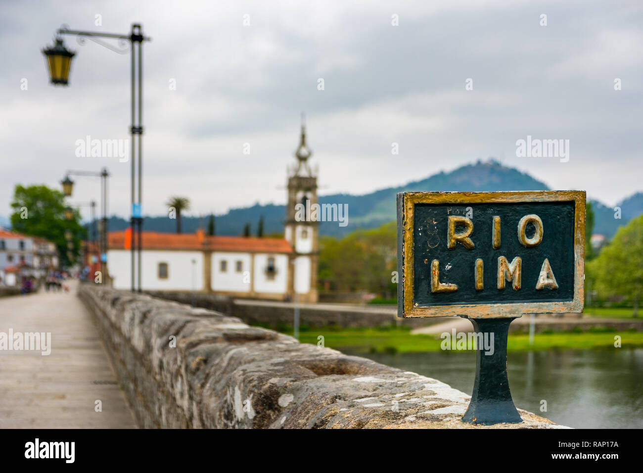 Ponte de Lima, Portugal - Mai 1, 2018: Ponte de Lima ist durch seine mittelalterliche Architektur und Umgebung, gebadet durch den Rio Lima. Stockfoto