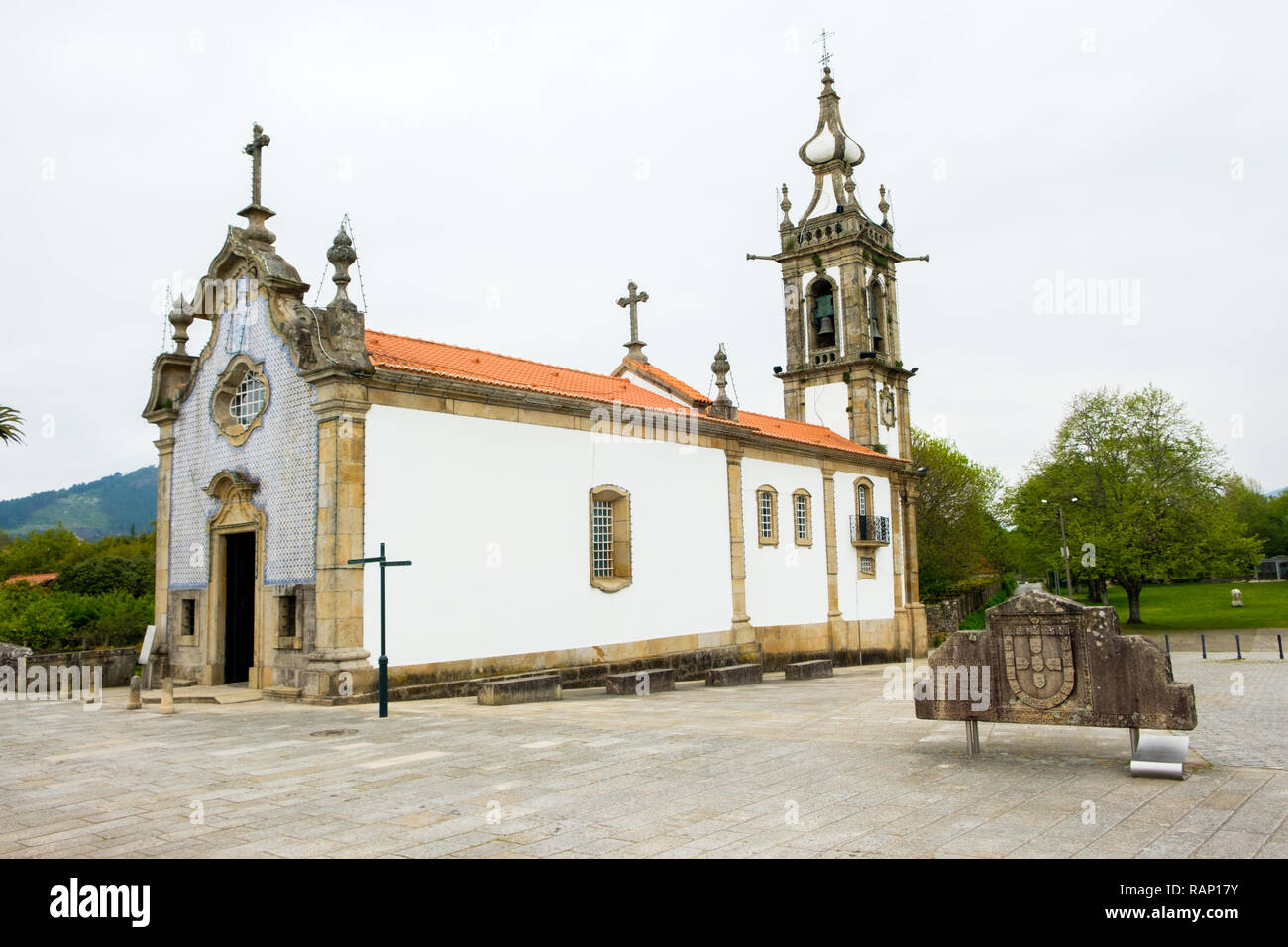 Ponte de Lima, Portugal - Mai 1, 2018: Ponte de Lima ist durch seine mittelalterliche Architektur und Umgebung, gebadet durch den Rio Lima. Stockfoto