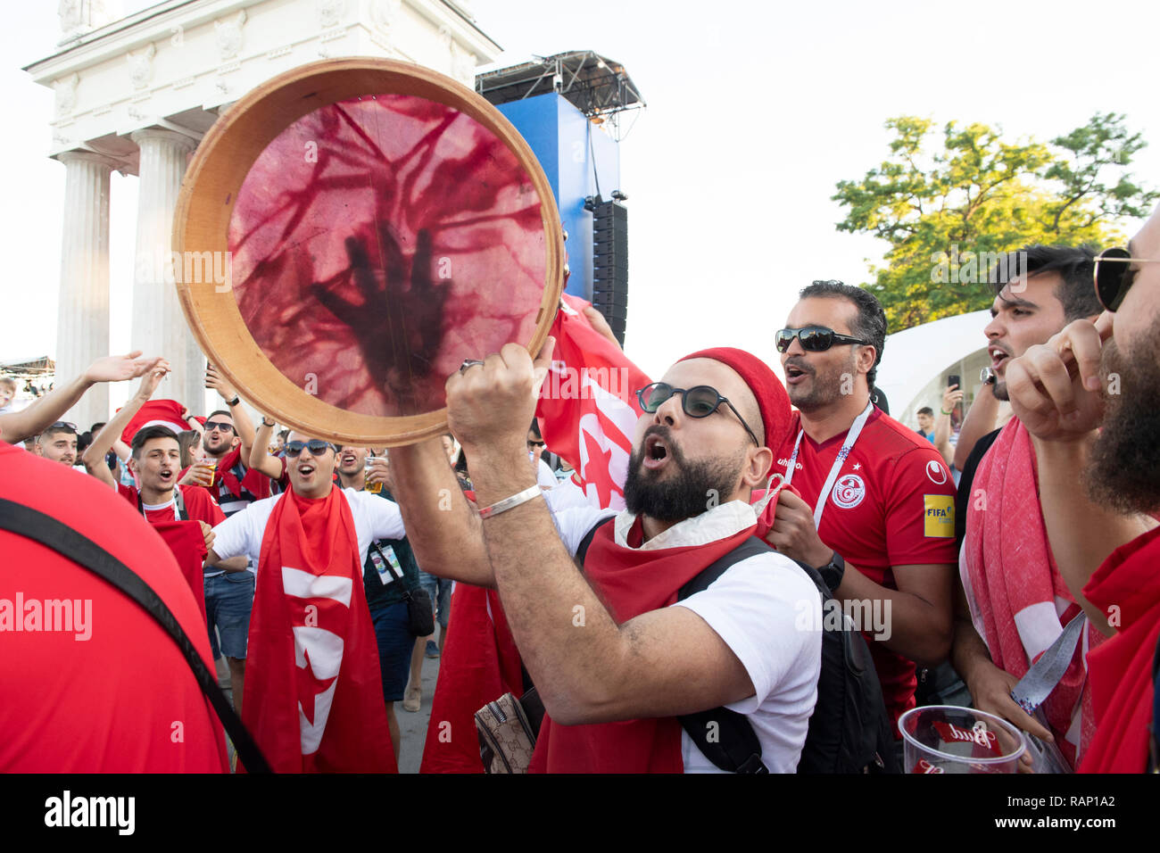 Wm 2018 WOLGOGRAD ENGLISCH UND TUNESISCHEN FANS SPASS HABEN VOR DEM SPIEL. Bild JEREMY SELWYN 18/06/2018 Stockfoto