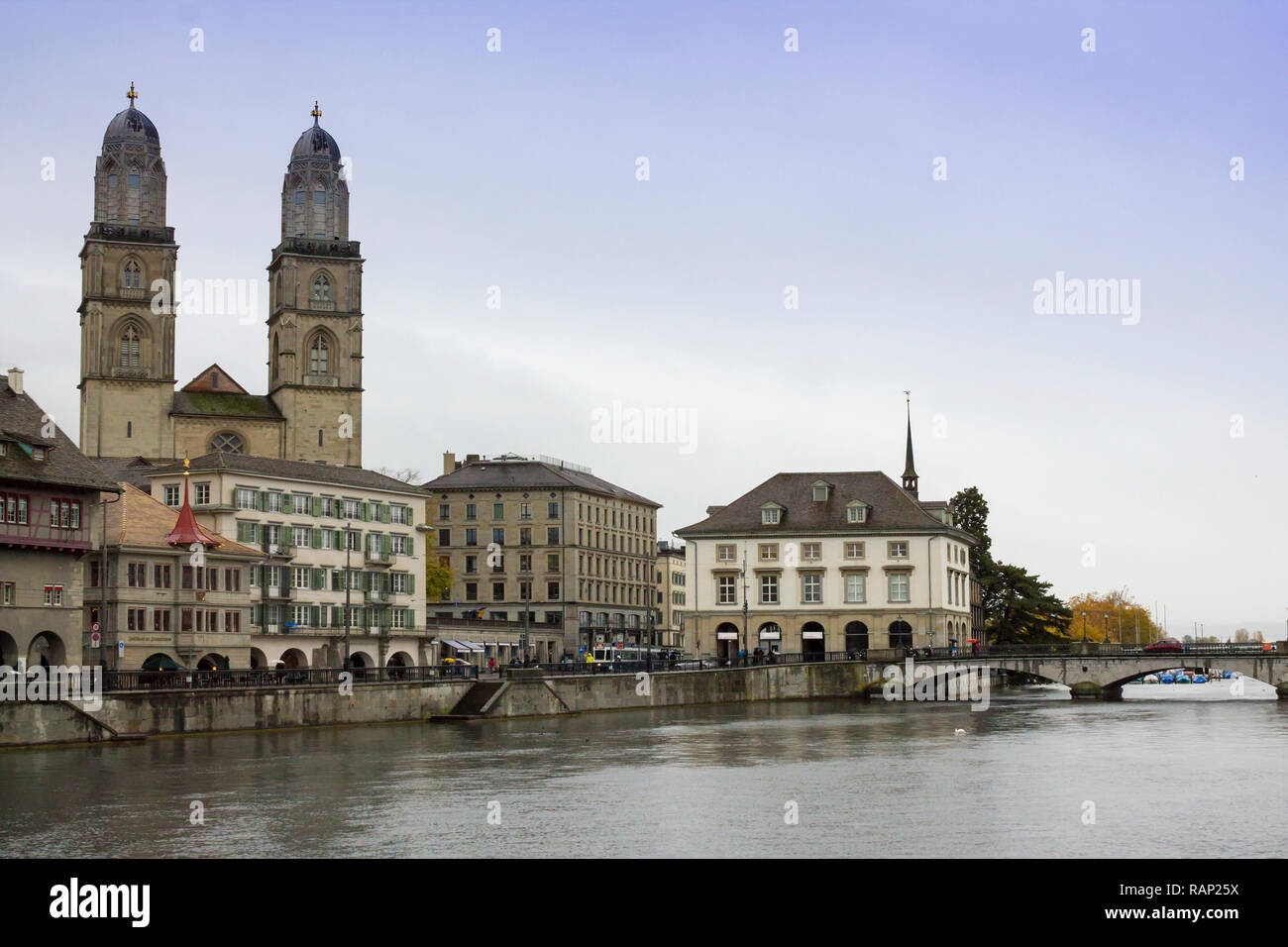 Zürich, Schweiz - Okt 130 Th, 2018: Blick auf Grossmünster und Zürich Altstadt von Limmat. Das grossmünster ist ein romanischer Evangelische Kirche in Zürich, Schweiz. Regnerische Wetter im Herbst. Stockfoto