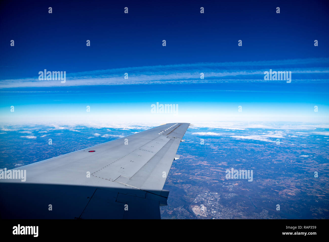 New York, USA, 29. Dez 2018 - Der Flügel eines Embraer ERJ-135 Twin Jet ist gegen den Himmel gesehen, als es über Virginia Flyes. Foto von Enrique Ufer Stockfoto