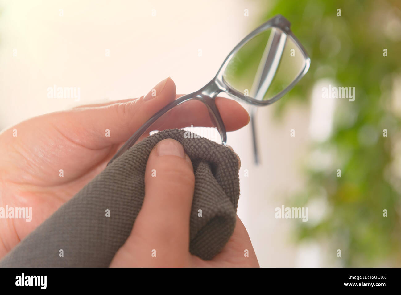 Frau Reinigung Brillen mit Mikrofasertuch Stockfotografie - Alamy