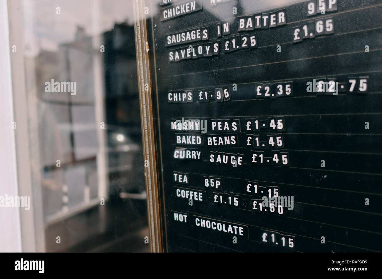 Eine traditionelle Preis stehen im Fenster eines Fisch und Chip Shop in Whitstable, England, Vereinigtes Königreich. Stockfoto