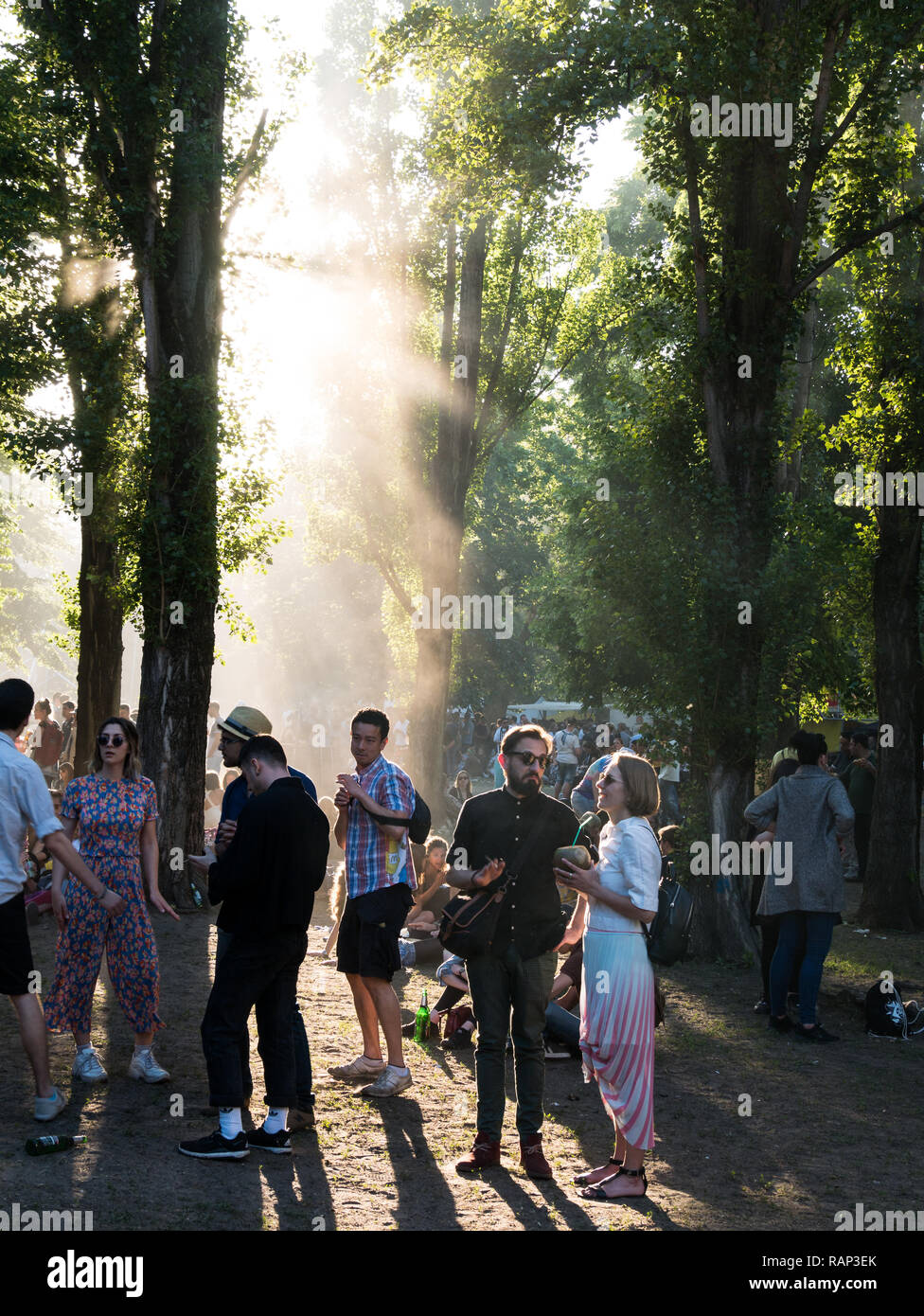Berlin, Deutschland - 20. Mai 2018: tanzende Menschen feiern Kreuzberg Karneval der Kulturen in staubigen Abendlicht Stockfoto