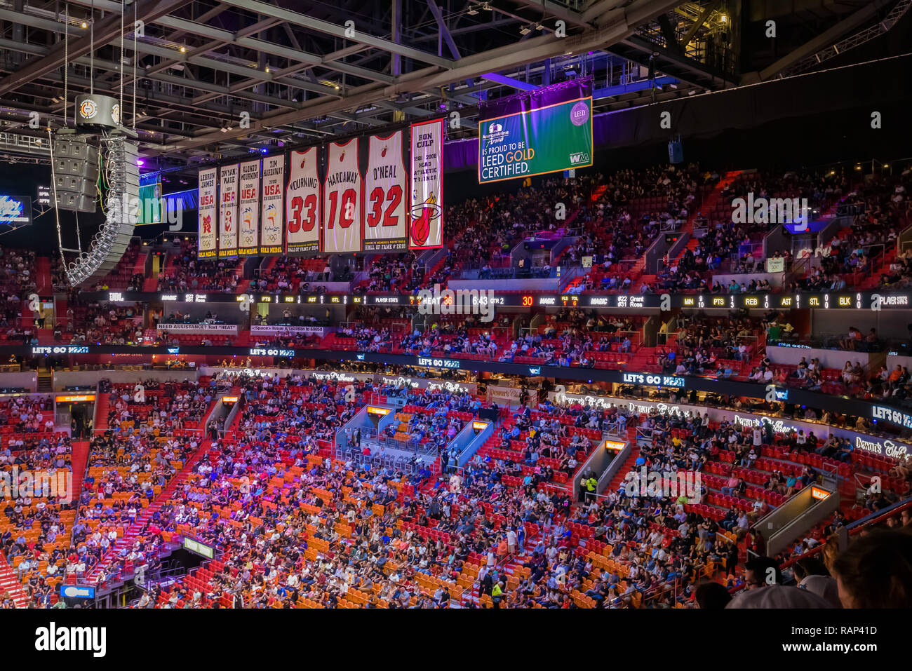 Miami, Florida - Dezember 2018. Massen von Anhängern füllen die American Airlines Arena während ein NBA Match zwischen Miami und Orlando Magic. Stockfoto