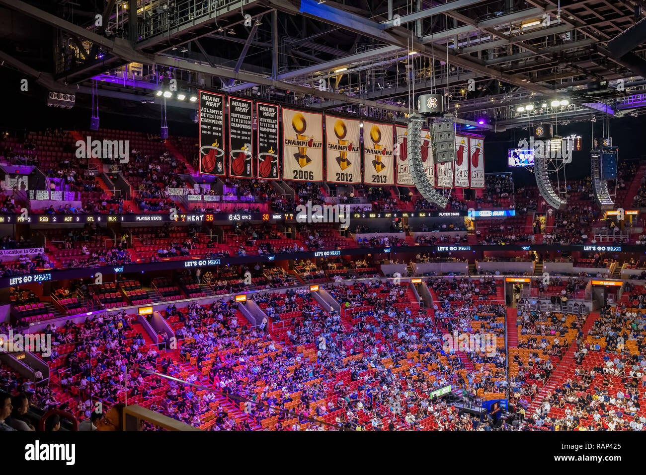 Miami, Florida - Dezember 2018. Massen von Anhängern füllen die American Airlines Arena während ein NBA Match zwischen Miami und Orlando Magic. Stockfoto