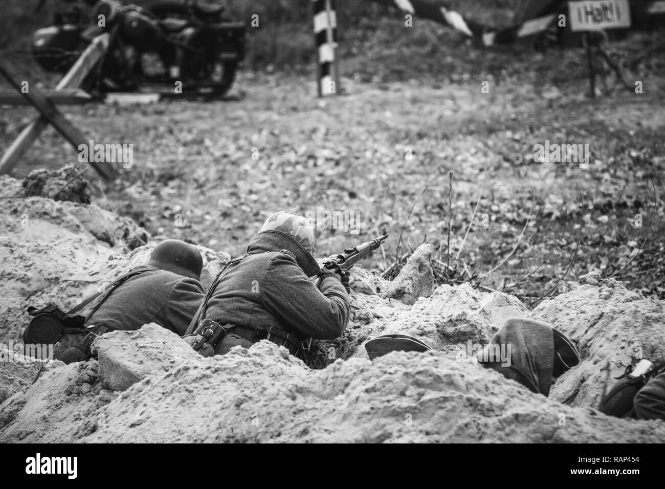 Wehrmachtssoldaten Deutschlands in der Uniform aus dem Zweiten Weltkrieg in einem Graben, Verteidigung. Die Schwarz-Weiß-Fotografie Stockfoto