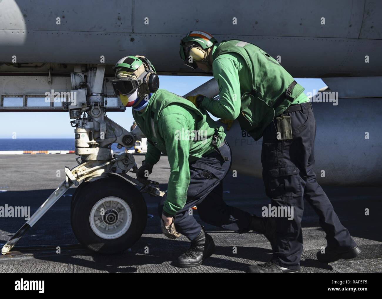 Pazifik (Feb. 21, 2017) der Luftfahrt Bootsmann Mate (Ausstattung) 3. Klasse Mandrick Holified (links), ein Eingeborener von Littleton, Colorado, und Brandon Gewecke, ein Eingeborener von Big Bear, Calif., laden Sie eine F/A-18E Super Hornet, von der Bürgerwehr von Strike Fighter Squadron (VFA) 151, auf ein Katapult auf dem Flugzeugträger USS Nimitz (CVN 68). Der Nimitz wird derzeit die Durchführung Flotte Auffüllung Squadron Carrier Qualifikationen. Stockfoto