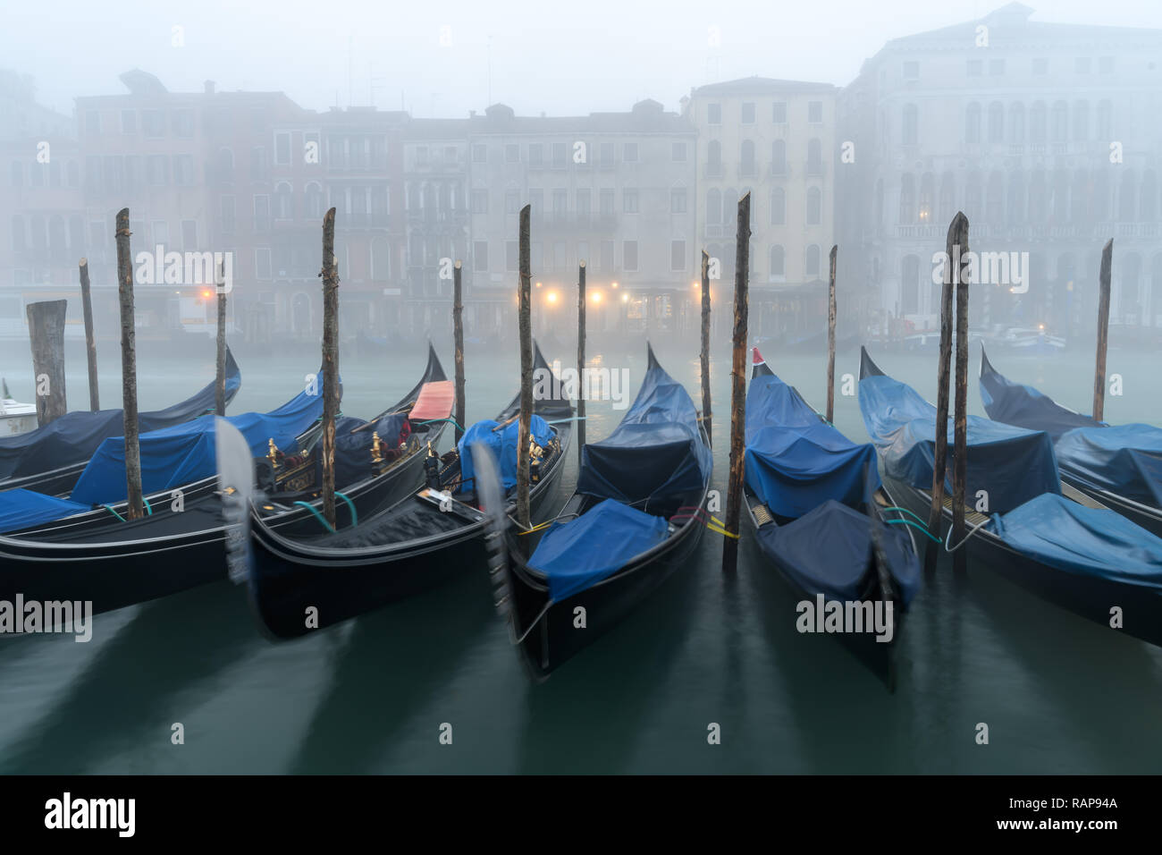 Gondeln in Venedig am frühen Morgen Nebel Stockfoto