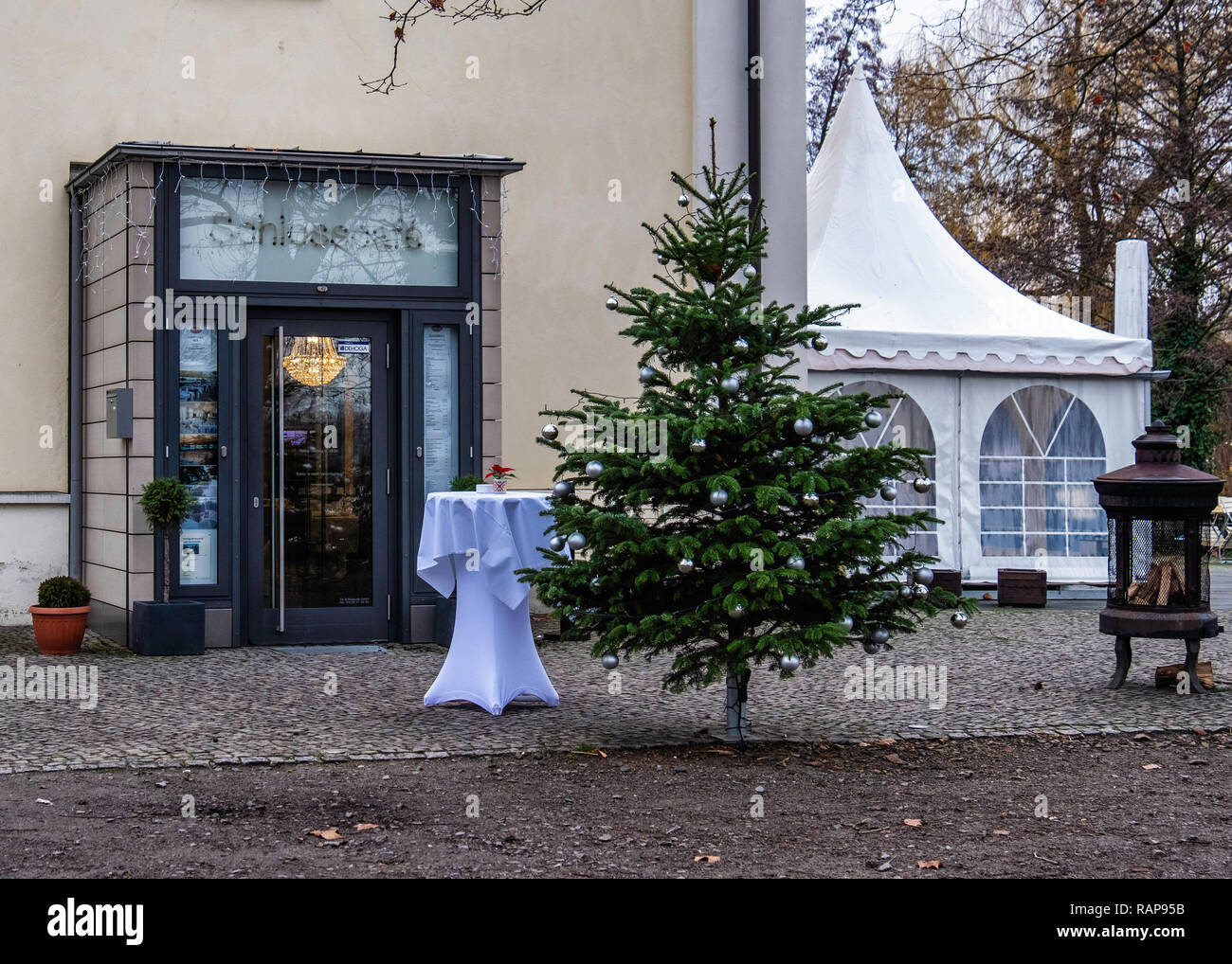 Berlin-Köpenick Schlosscafe, Palace Cafe Eingang mit Weihnachtsbaum am Schloss auf einer Insel in die Dahme. Stockfoto