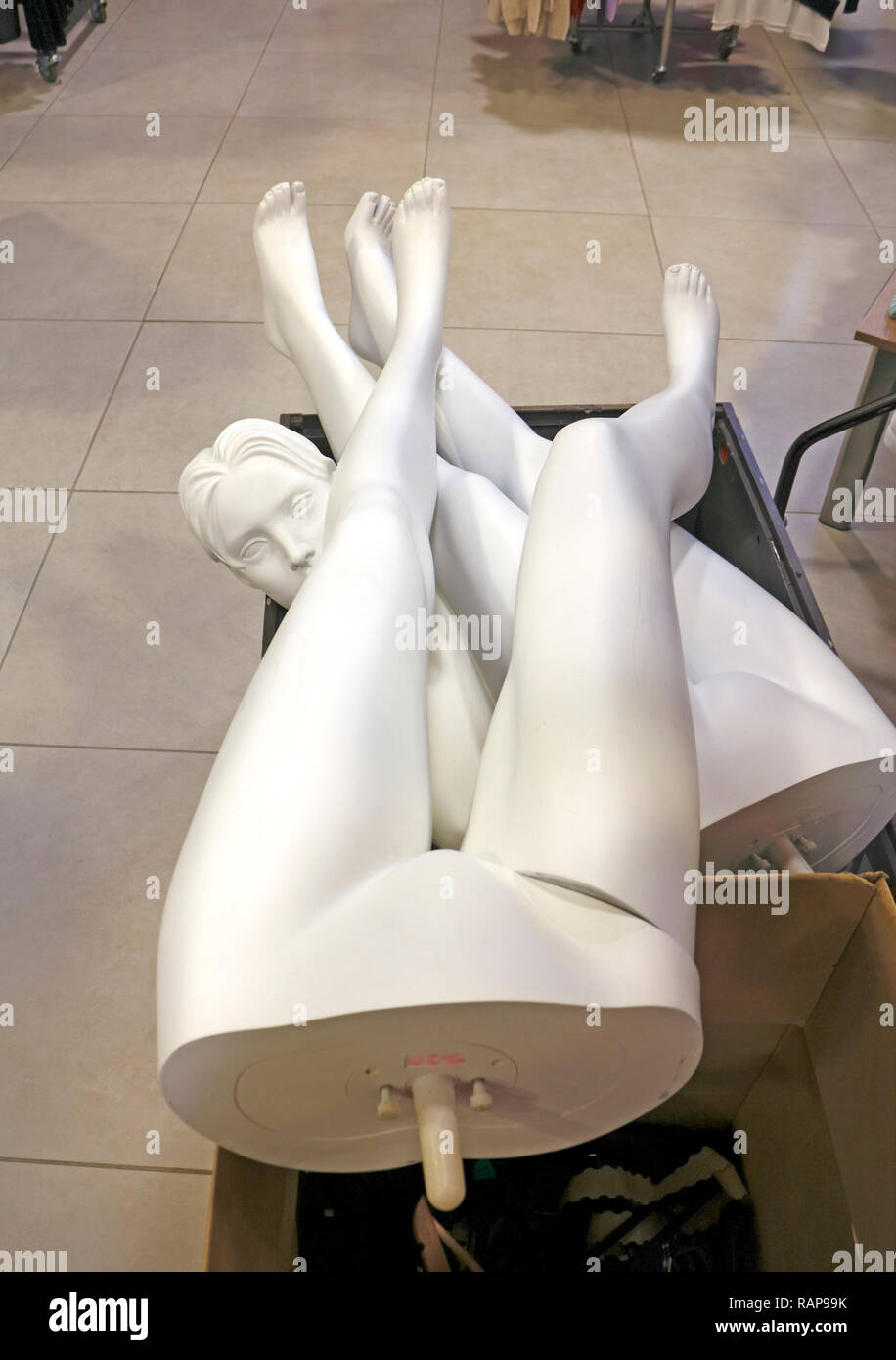 Eine Schachtel übungspuppen bzw. Körperteile für Bekleidung Shop oder Mode Displays verwendet. Stockfoto