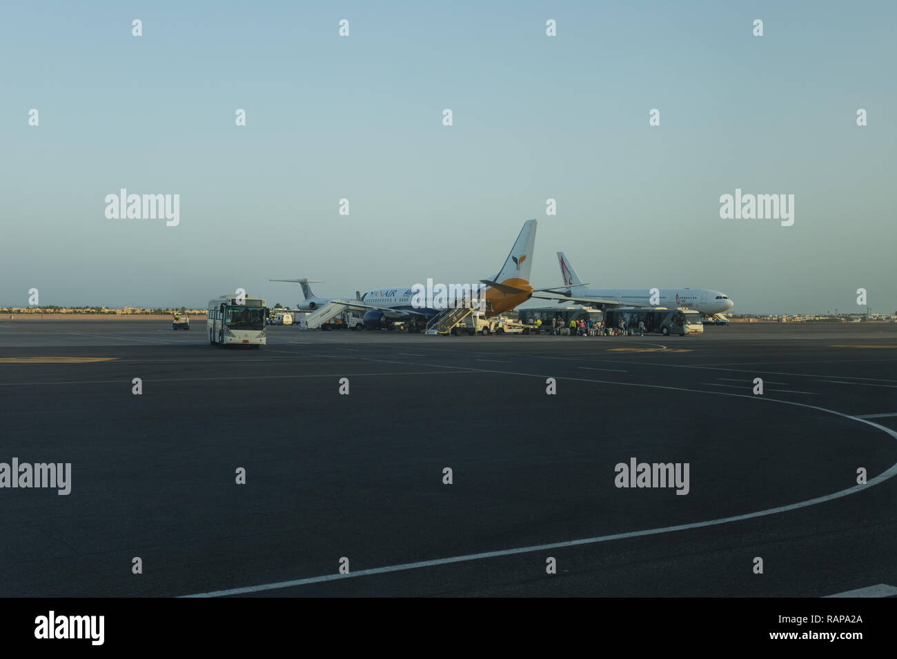 SHARM EL SHEIKH, ÄGYPTEN - 21. MAI 2018: Blick auf Flugzeuge aus dem Fenster des Terminals der Ägyptischen Flughafen. Stockfoto