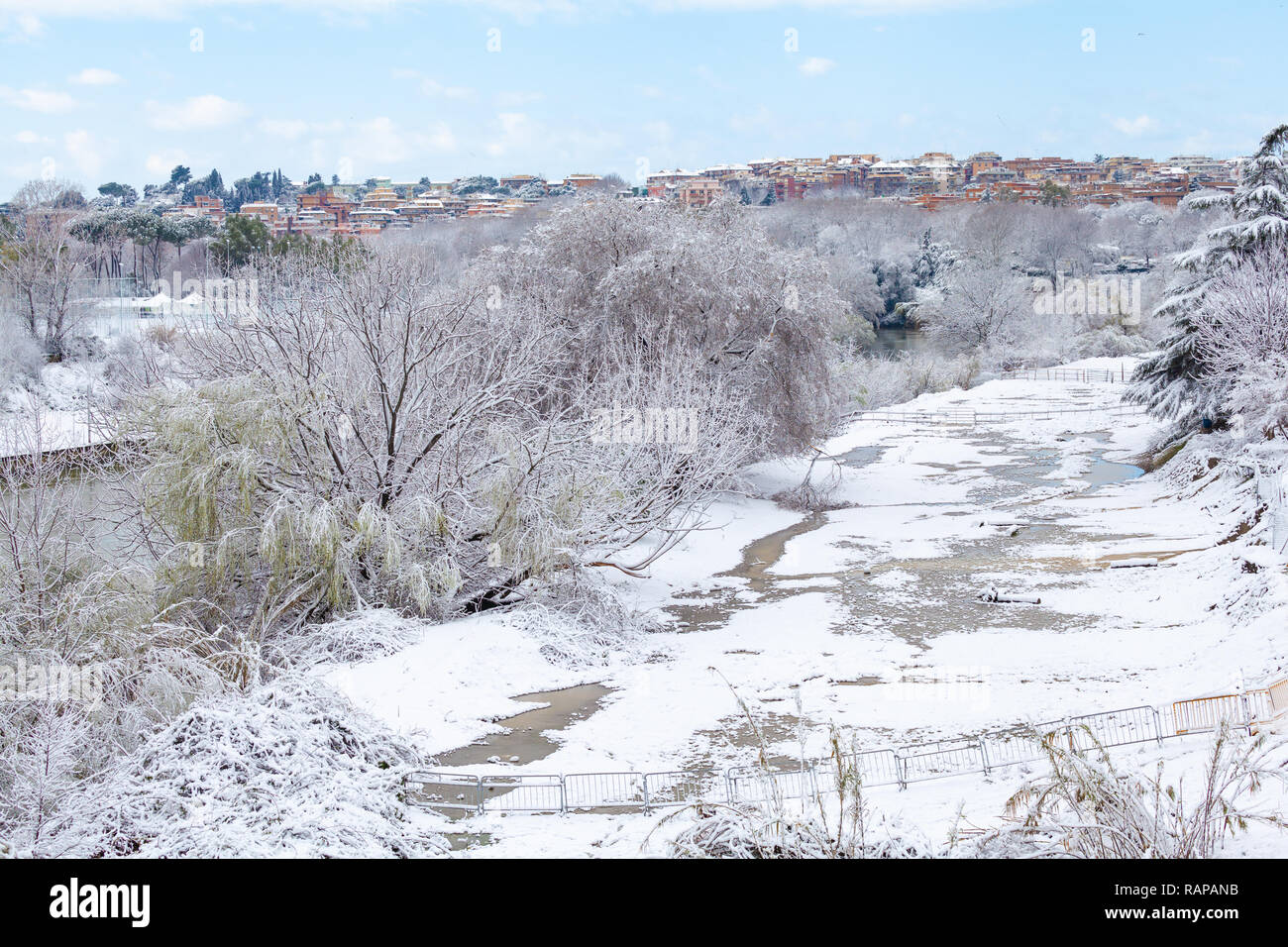 Tiber Ufer in Rom nach Schneefall Stockfoto