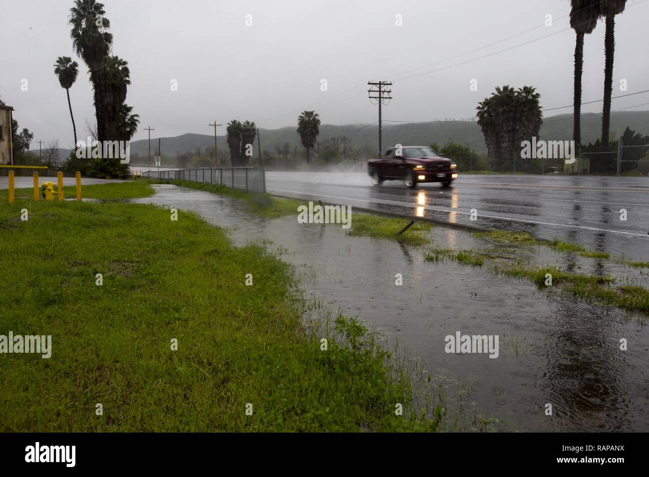 Schlechtes Wetter weiter zu verursachen Überschwemmungen entlang Vandegrift Straße wie Regen und Wind sweep durch die Marine Corps Base Camp Pendleton, Calif., Feb 27, 2017. Stockfoto