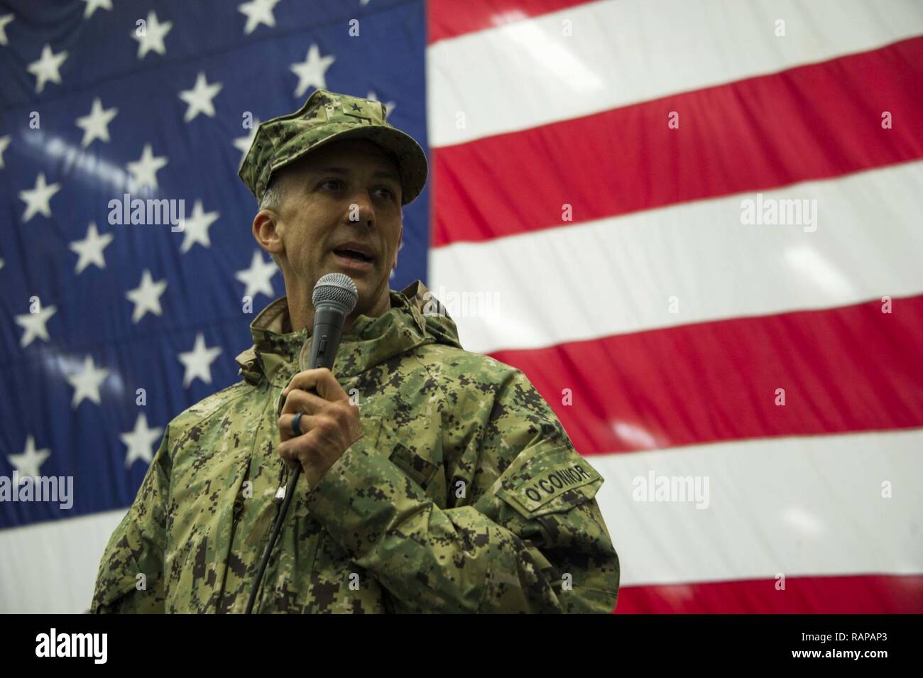 SAN DIEGO (Feb. 27, 2017) - Kommandant, Expeditionary Strike Group 3, hintere Adm. Cathal O'Connor spricht mit der Crew der Amphibisches Schiff USS America (LHA 6) während einer alle Hände. Während der Begehung Connor das Schiff bereiste und sprach mit der Crew über Erwartungen für Einsatz später dieses Jahr. Amerika ist eine Aviation centric Amphibisches Schiff, Marine Aviation Anforderungen unterstützt, von kleinen, blindbewerbungen einer Expeditionary strike Group, zu gewaltsamen Eindringen Missionen in den großen Theatern von Krieg. Stockfoto