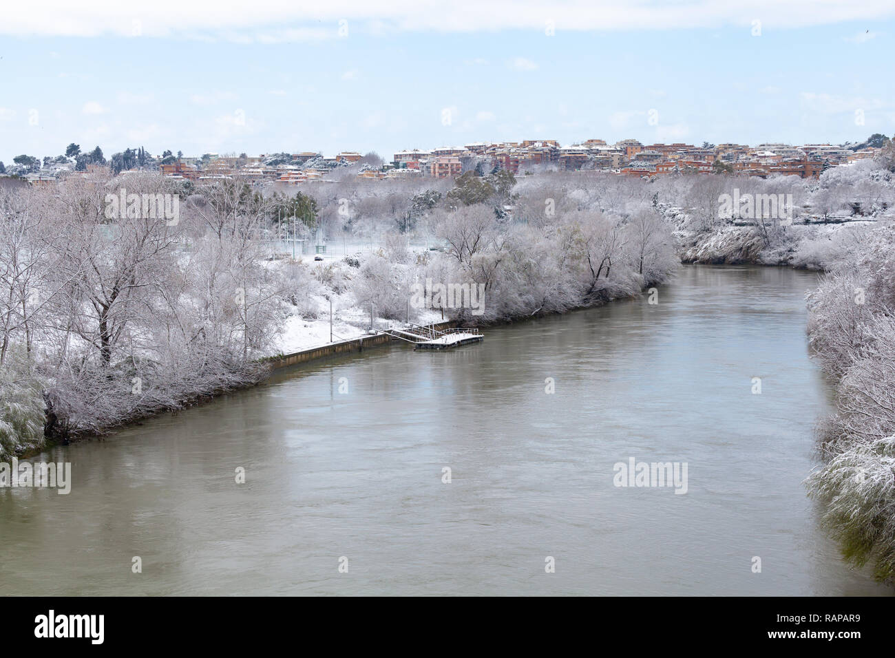 Tiber Ufer in Rom nach Schneefall Stockfoto