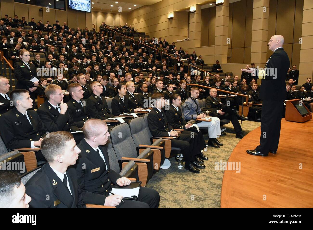 SOUTH BEND, Ind (Feb. 25, 2017) Commander, U.S. 6 Flotte, Vice Adm. Christopher W. Grady Antworten eine Frage von einem Naval Reserve Officer Training Corps (NROTC) Midshipman und Neuling an der Universität Universität von Notre Dame. Grady war einer der Referenten auf der 22. jährlichen Naval Führung Wochenende Seminar veranstaltet von der Notre Dame NROTC Einheit wird von mehr als 250 Zukunft naval Führer besucht. Er ist ein Absolvent der Universität von Notre Dame und war ein Stern durch die Naval Reserve Officer Training Corps Programms beauftragt. Stockfoto