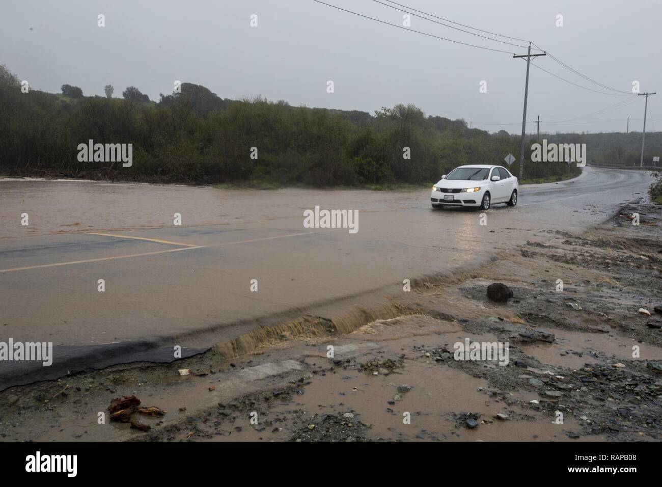 Schlechtes Wetter weiter zu verursachen Überschwemmungen entlang Stuart Mesa Straße wie Regen und Wind sweep durch die Marine Corps Base Camp Pendleton, Calif., Feb 27, 2017. Stockfoto