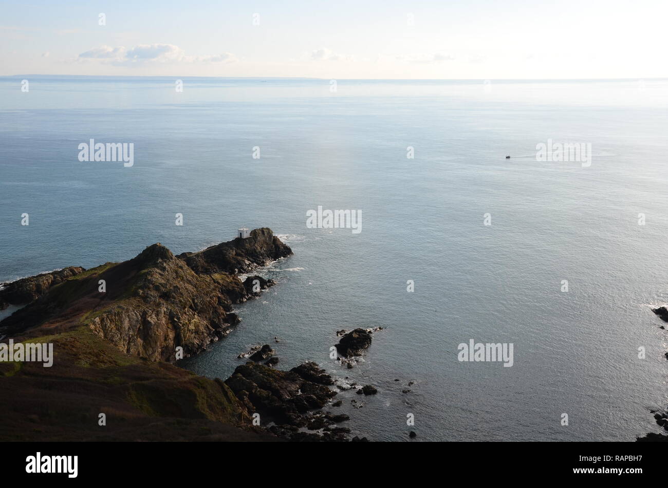 Blick auf die Insel Jersey im Abstand von Jerbourg Point, Guernsey, Großbritannien gesehen Stockfoto
