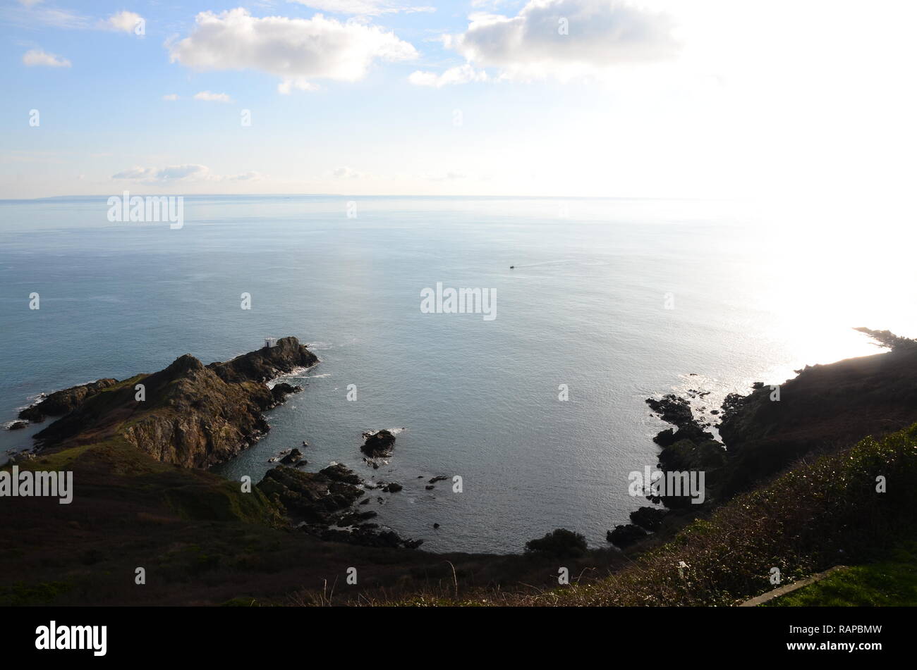 Blick auf die Insel Jersey im Abstand von Jerbourg Point, Guernsey, Großbritannien gesehen Stockfoto