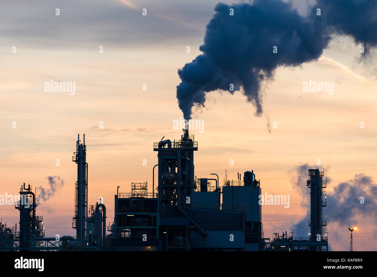 Verunreinigung der Luft durch eine petrochemische Anlage. Stockfoto