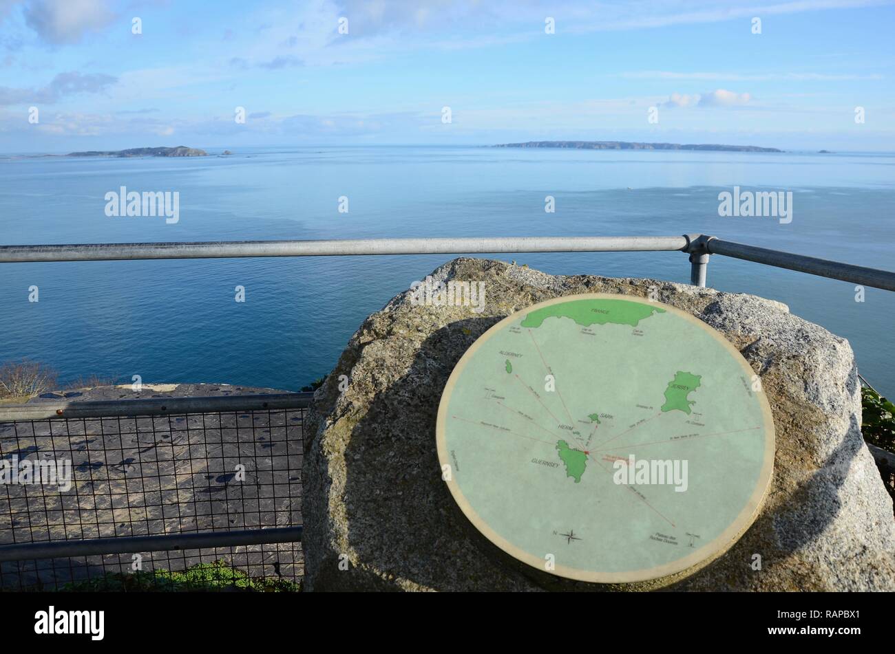 Blick auf die Insel Jersey im Abstand von Jerbourg Point gesehen mit Information Board, Guernsey, Channel Islands, Großbritannien Stockfoto