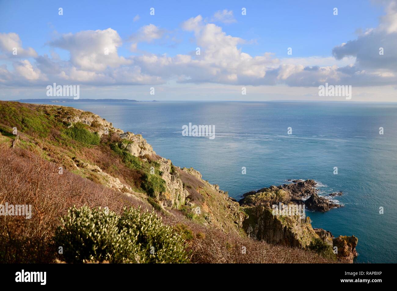 Blick auf die Insel Jersey im Abstand von Jerbourg Point, Guernsey, Großbritannien gesehen Stockfoto