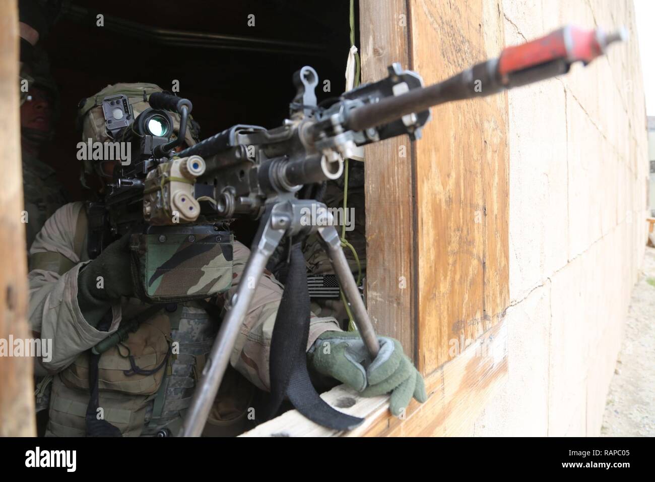 Us-Armee Soldaten auf das erste Bataillon zugeordnet, 8 Kavallerie Regiments, 2nd Brigade Combat Team, 1.Kavallerie Division, sorgen für Sicherheit während der entscheidenden Aktion Rotation 17-04 am National Training Center in Fort Irwin, Calif., Feb 21, 2017. Stockfoto