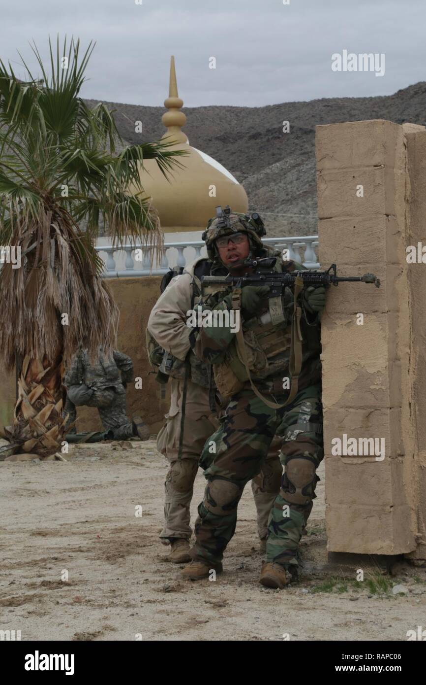 Us-Armee Soldaten auf das erste Bataillon zugeordnet, 8 Kavallerie Regiments, 2nd Brigade Combat Team, 1.Kavallerie Division, zieht ein Rollenspiel feindliche Kraft während der entscheidenden Aktion Rotation 17-04 am National Training Center in Fort Irwin, Calif., Feb 21, 2017. Stockfoto