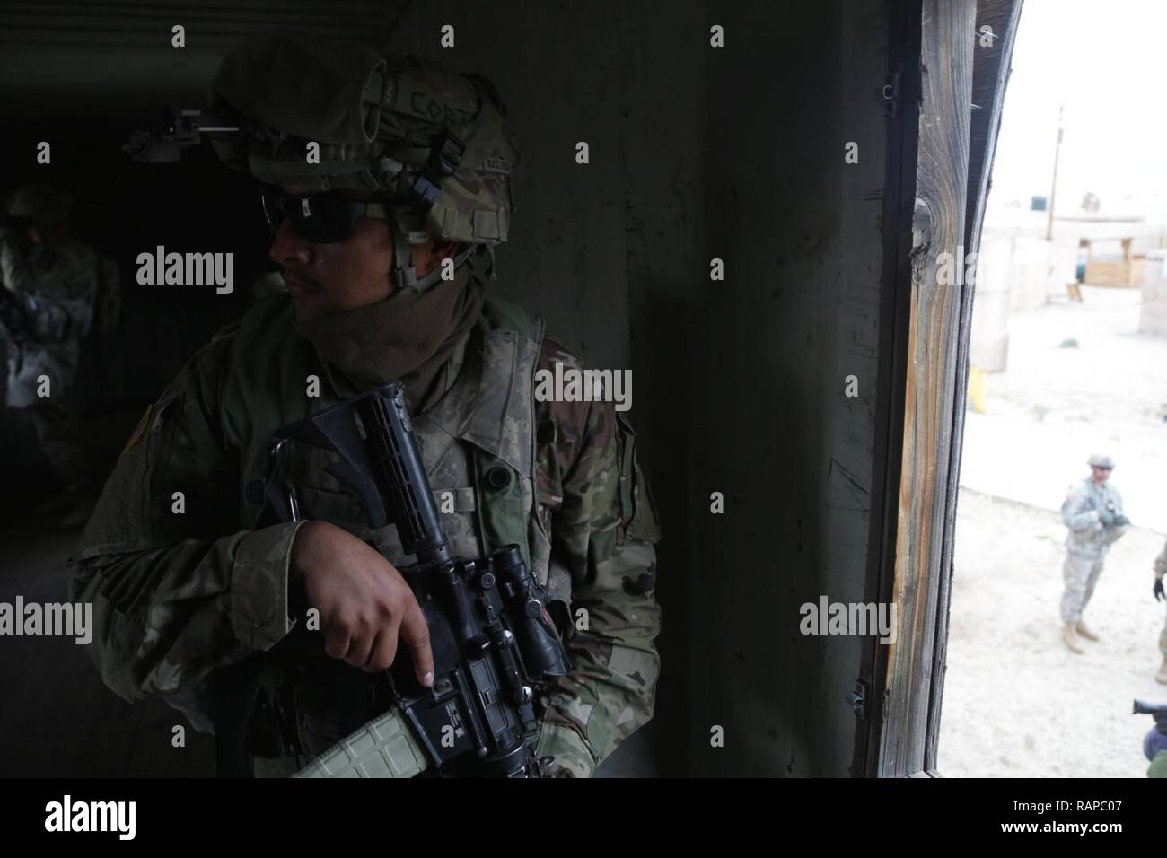 Us-Armee Soldaten auf das erste Bataillon zugeordnet, 8 Kavallerie Regiments, 2nd Brigade Combat Team, 1.Kavallerie Division, sorgen für Sicherheit während der entscheidenden Aktion Rotation 17-04 am National Training Center in Fort Irwin, Calif., Feb 21, 2017. Stockfoto