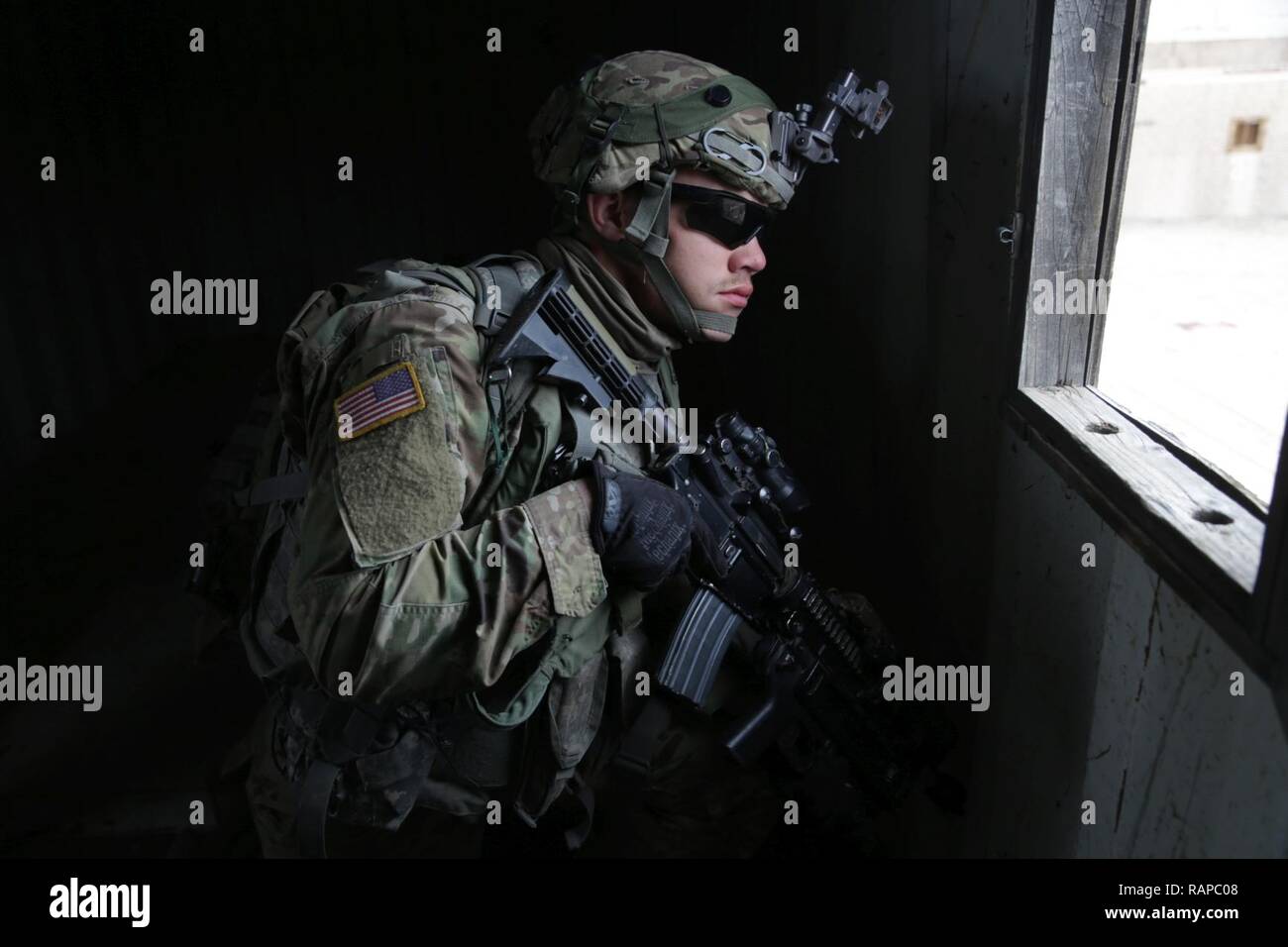 Us-Soldaten auf das erste Bataillon zugeordnet, 8 Kavallerie Regiments, 2nd Brigade Combat Team, 1.Kavallerie Division, führt Sentry in entscheidende Maßnahmen Rotation 17-04 an der National Training Center, Fort Irwin, Calif., Feb 21, 2017. Entscheidende Maßnahmen Rotationen erzeugen eine realistische Umgebung, die die Funktionalität von Brigade Combat Teams vorbereiten, ähnlich ausgestatteten Gegenkräfte Tests. Stockfoto