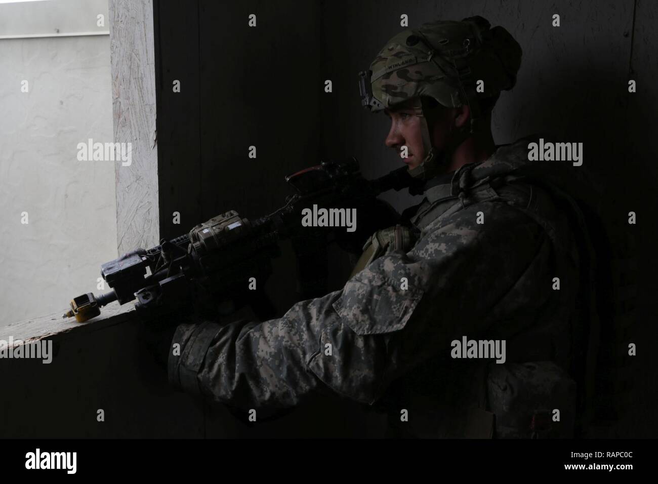 Us-Armee Soldaten auf das erste Bataillon zugeordnet, 8 Kavallerie Regiments, 2nd Brigade Combat Team, 1.Kavallerie Division, sorgen für Sicherheit während der entscheidenden Aktion Rotation 17-04 am National Training Center in Fort Irwin, Calif., Feb 21, 2017. Stockfoto