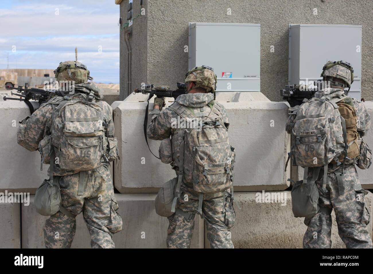 Us-Soldaten auf das erste Bataillon zugeordnet, 8 Kavallerie Regiments, 2nd Brigade Combat Team, 1.Kavallerie Division, Durchführung Sentry während entscheidende Maßnahmen Rotation 17-04 an der National Training Center, Fort Irwin, Calif., Feb 20, 2017. Entscheidende Maßnahmen Rotationen erzeugen eine realistische Umgebung, die die Funktionalität von Brigade Combat Teams vorbereiten, ähnlich ausgestatteten Gegenkräfte Tests. Stockfoto
