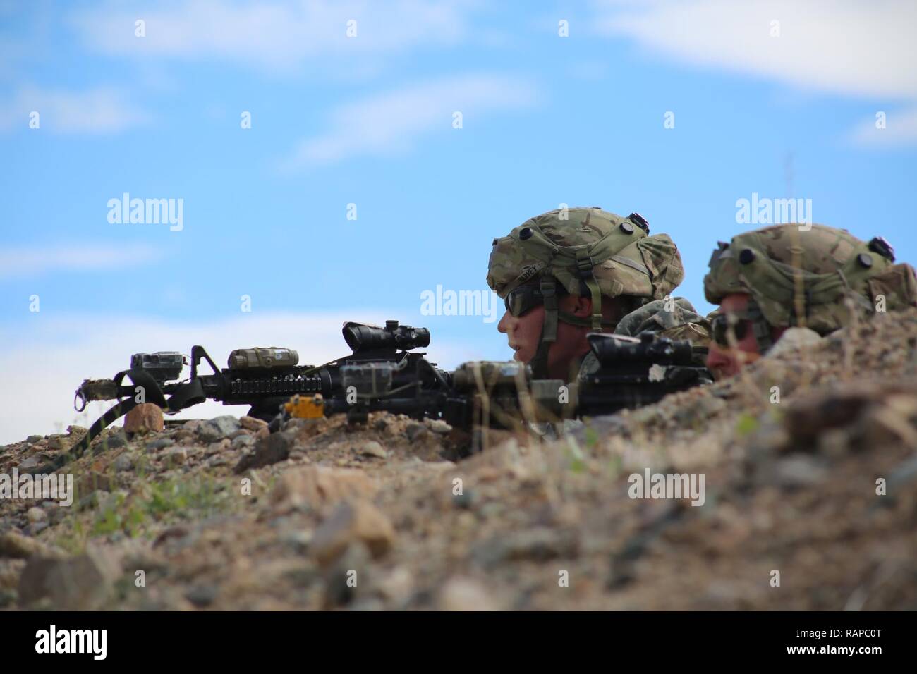 Us-Soldaten auf das erste Bataillon zugeordnet, 8 Kavallerie Regiments, 2nd Brigade Combat Team, 1.Kavallerie Division, Durchführung Sentry während entscheidende Maßnahmen Rotation 17-04 an der National Training Center, Fort Irwin, Calif., Feb 20, 2017. Entscheidende Maßnahmen Rotationen erzeugen eine realistische Umgebung, die die Funktionalität von Brigade Combat Teams vorbereiten, ähnlich ausgestatteten Gegenkräfte Tests. Stockfoto