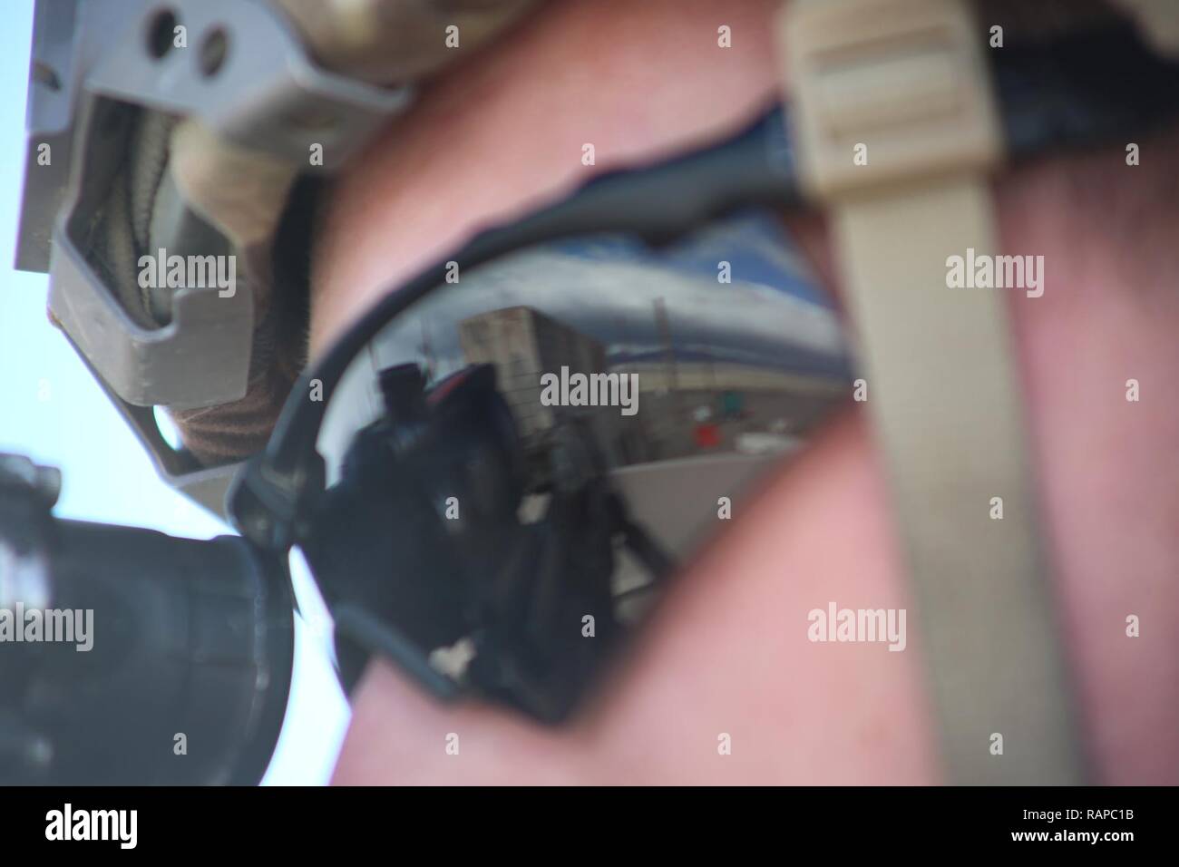 Ein US-Soldat in den 1 Bataillon zugeordnet, 8 Kavallerie Regiments, 2nd Brigade Combat Team, 1.Kavallerie Division, führt Sentry während entscheidende Maßnahmen Rotation 17-04 an der National Training Center, Fort Irwin, Calif., Feb 20, 2017. Entscheidende Maßnahmen Rotationen erzeugen eine realistische Umgebung, die die Funktionalität von Brigade Combat Teams vorbereiten, ähnlich ausgestatteten Gegenkräfte Tests. Stockfoto