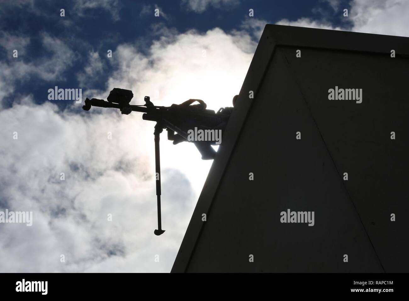 Ein US-Soldat in den 1 Bataillon zugeordnet, 8 Kavallerie Regiments, 2nd Brigade Combat Team, 1.Kavallerie Division, führt Sentry während entscheidende Maßnahmen Rotation 17-04 an der National Training Center, Fort Irwin, Calif., Feb 20, 2017. Entscheidende Maßnahmen Rotationen erzeugen eine realistische Umgebung, die die Funktionalität von Brigade Combat Teams vorbereiten, ähnlich ausgestatteten Gegenkräfte Tests. Stockfoto