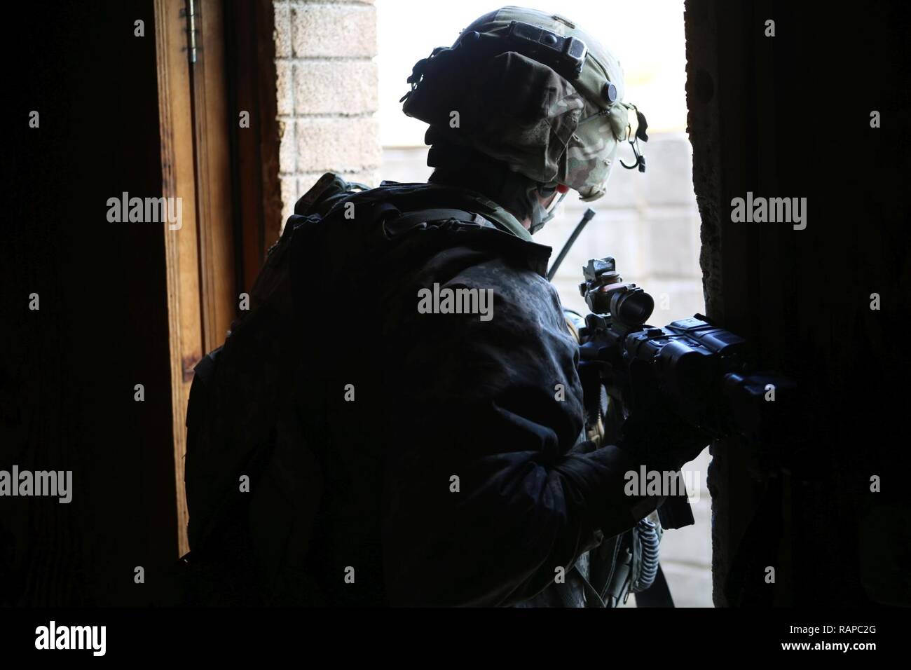 Ein US-Soldat in den 1 Bataillon zugeordnet, 8 Kavallerie Regiments, 2nd Brigade Combat Team, 1.Kavallerie Division, führt Sentry während entscheidende Maßnahmen Rotation 17-04 an der National Training Center, Fort Irwin, Calif., Feb 20, 2017. Entscheidende Maßnahmen Rotationen erzeugen eine realistische Umgebung, die die Funktionalität von Brigade Combat Teams vorbereiten, ähnlich ausgestatteten Gegenkräfte Tests. Stockfoto