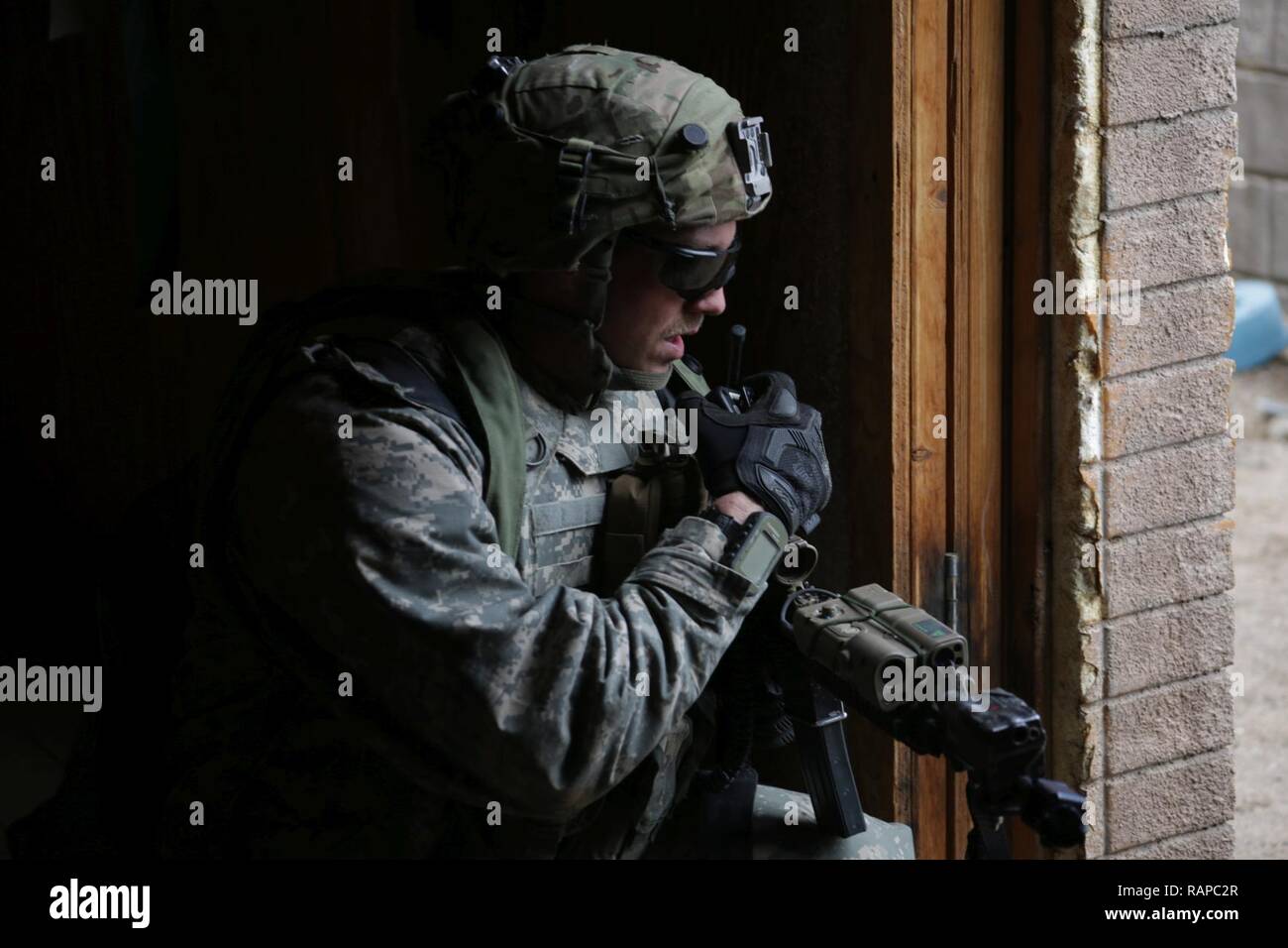 Ein US-Soldat in den 1 Bataillon zugeordnet, 8 Kavallerie Regiments, 2nd Brigade Combat Team, 1.Kavallerie Division, führt Sentry während entscheidende Maßnahmen Rotation 17-04 an der National Training Center, Fort Irwin, Calif., Feb 20, 2017. Entscheidende Maßnahmen Rotationen erzeugen eine realistische Umgebung, die die Funktionalität von Brigade Combat Teams vorbereiten, ähnlich ausgestatteten Gegenkräfte Tests. Stockfoto