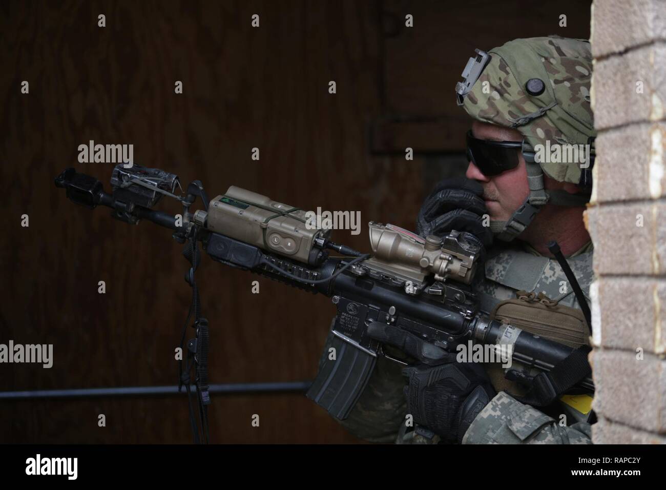 Ein US-Soldat in den 1 Bataillon zugeordnet, 8 Kavallerie Regiments, 2nd Brigade Combat Team, 1.Kavallerie Division, führt Sentry während entscheidende Maßnahmen Rotation 17-04 an der National Training Center, Fort Irwin, Calif., Feb 20, 2017. Entscheidende Maßnahmen Rotationen erzeugen eine realistische Umgebung, die die Funktionalität von Brigade Combat Teams vorbereiten, ähnlich ausgestatteten Gegenkräfte Tests. Stockfoto