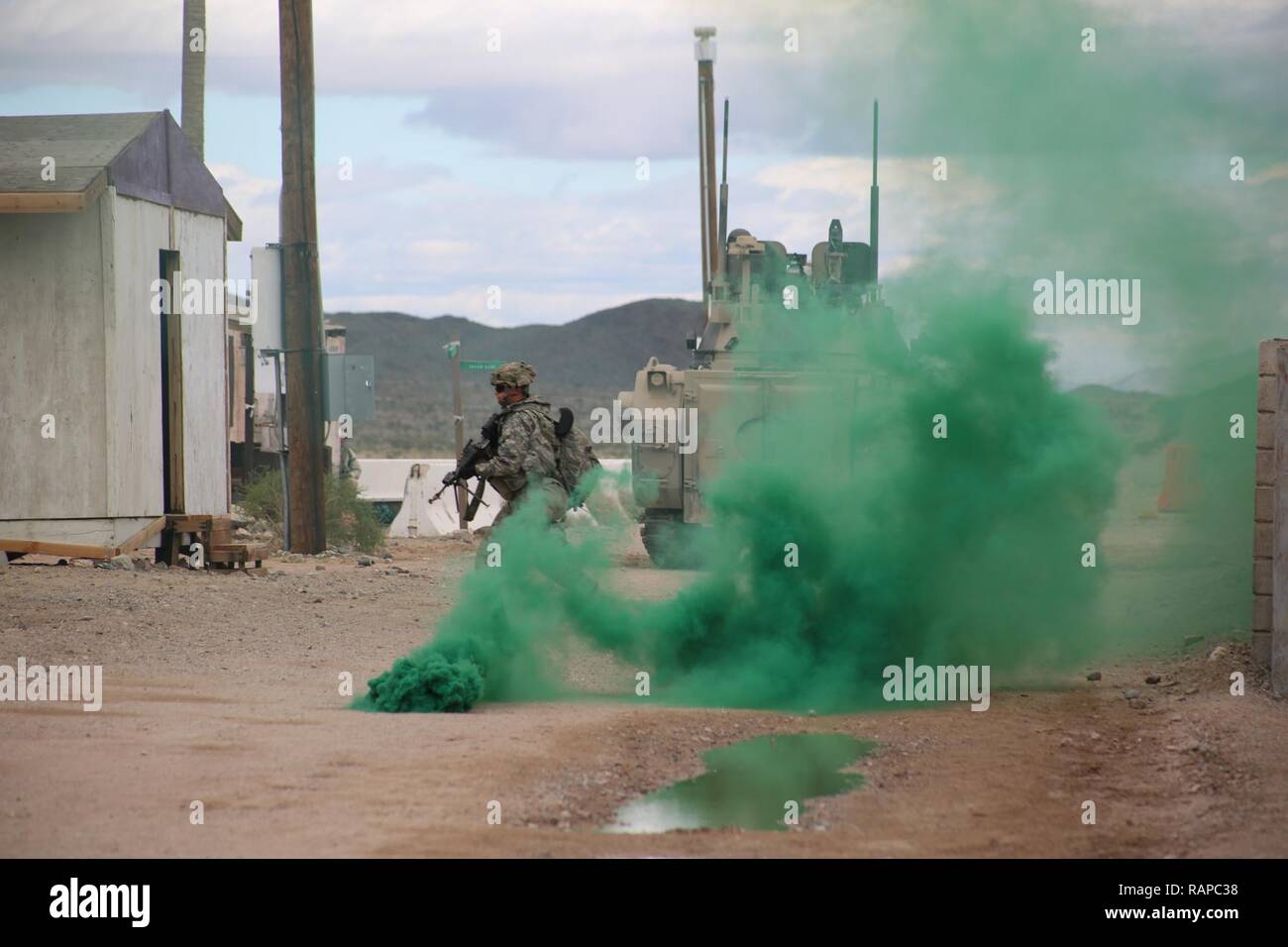 Ein US-Soldaten auf das erste Bataillon zugeordnet, 8 Kavallerie Regiments, 2nd Brigade Combat Team, 1.Kavallerie Division, engagieren sich in einem simulierten Gefecht in entscheidende Maßnahmen Rotation 17-04 an der National Training Center, Fort Irwin, Calif., Feb 20, 2017. Entscheidende Maßnahmen Rotationen erzeugen eine realistische Umgebung, die die Funktionalität von Brigade Combat Teams vorbereiten, ähnlich ausgestatteten Gegenkräfte Tests. Stockfoto