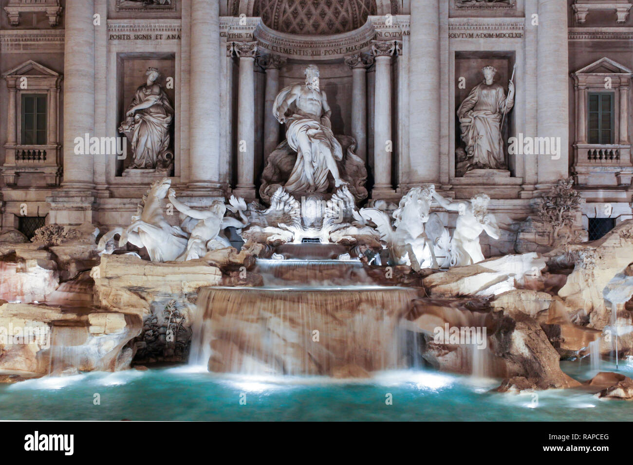 Den Trevi-Brunnen in Rom ist die größte barocke Springbrunnen der Stadt und einer der berühmtesten Brunnen der Welt. Stockfoto