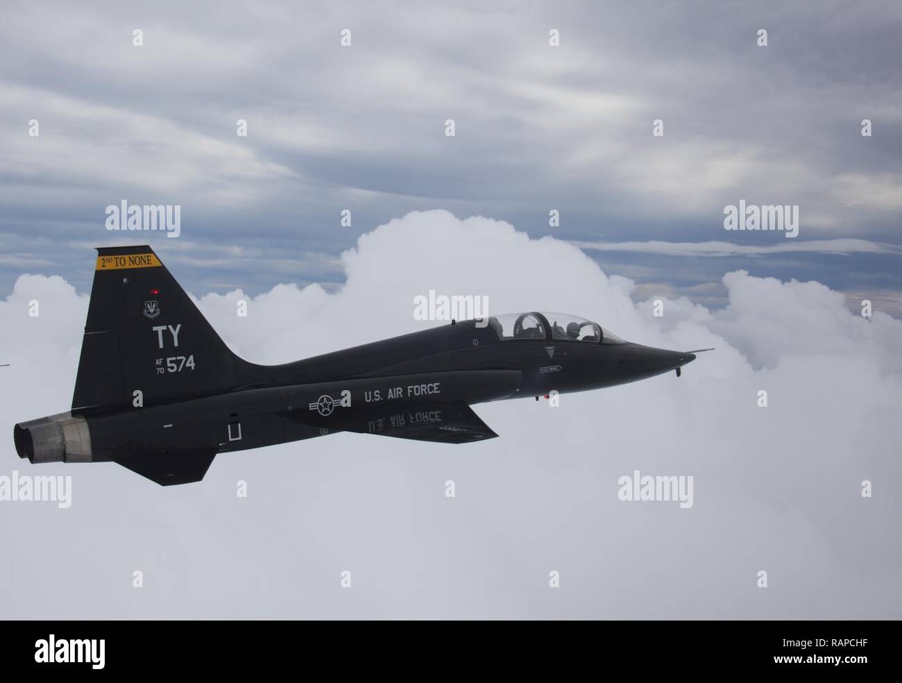 T-38 Talon mit der 2 Fighter Training Squadron, Tyndall Air Force Base, Fla., bricht durch einige Wolkenformationen auf dem Weg zu einer Übung Szenario über den Golf von Mexiko, Feb 23, 2017. Die 2 FTS, Amerikanische Beagles, iis besetzt durch erfahrene Piloten und Supportmitarbeiter mit Hintergründen in praktisch jedem USAF Fighter großen waepons-System. Stockfoto