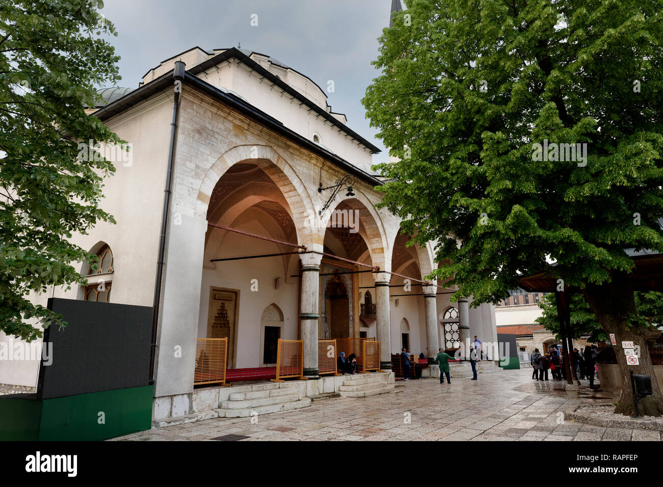 Die Gazi-husrev-Beg Moschee Innenhof, der größten historischen Moschee in Bosnien, Bascarsija alten Bazar, Sarajevo, Bosnien und Herzegowina Stockfoto