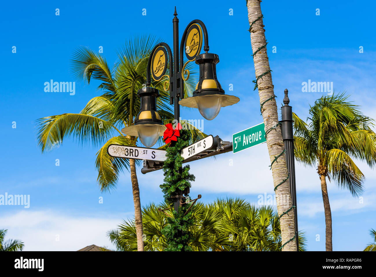 Malerische Kreuzung mit Weihnachtsschmuck zwischen der berühmten Fifth Avenue und der Third Street in der beliebten Innenstadt in Naples, Florida. Stockfoto