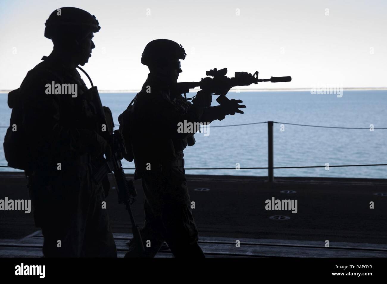 Marines mit 3 Bataillon, 6 Marine Regiment conduct Geschwindigkeit lädt an Bord amphibisches Schiff USS Bataan (LL 5), 3. März 2017. Marines mit 3/6 Training fortsetzen, während mit der 24 Marine Expeditionary Unit bereitgestellt werden grundlegende Fähigkeiten zu erhalten und zu verbessern. Stockfoto