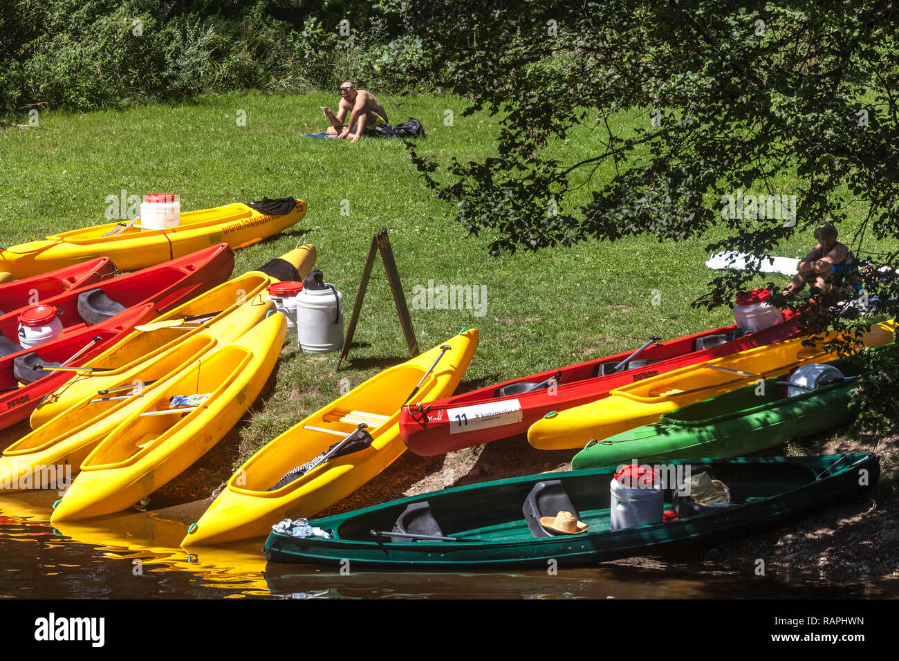 Zwischenstopp für Kanus unten am Fluss Otava, Tschechische Republik Stockfoto