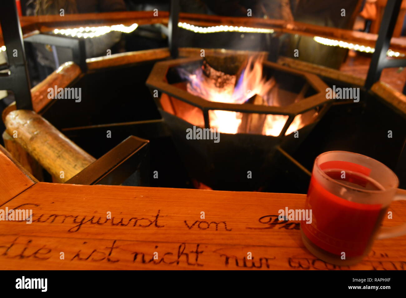 Ein Glas Glühwein vom Feuer im Coburger Weihnachtsmarkt, Deutschland. Stockfoto