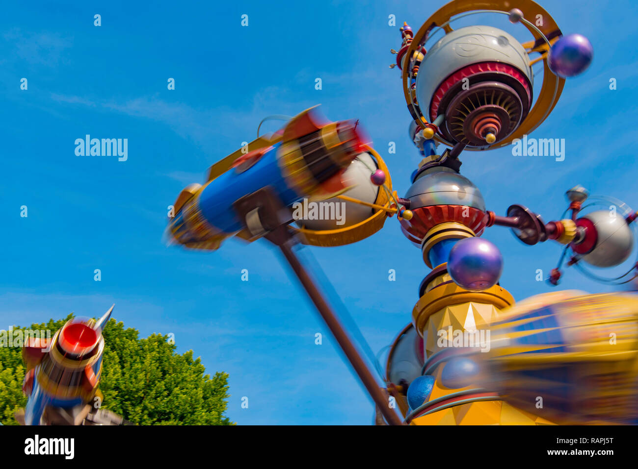 The Orbitron eine Rakete-Spinner-Fahrt in Aktion im Disneyland Anaheim, LA, Los Angeles in Kalifornien, USA, Vereinigte Staaten von Amerika Stockfoto