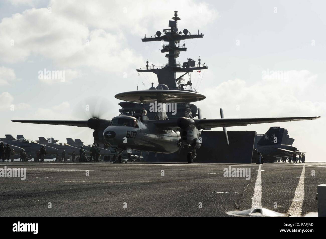 Mittelmeer (Jan. 27, 2017) Eine E-2C Hawkeye Frühwarnung und Kontrolle die Flugzeuge an den 'Bär Asse" des Trägers Frühwarnung Squadron (VAW) 124 bereitet aus dem Flugzeugträger USS George H.W. zu starten zugeordnet Bush (CVN 77) zur Unterstützung der Operation inhärenten Lösen. Das Schiff und seine Carrier strike Group sind die Durchführung von naval Operations in den USA 6 Flotte Bereich der Maßnahmen zur Unterstützung der US-amerikanischen nationalen Sicherheitsinteressen. Stockfoto